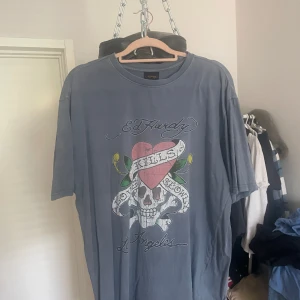 Ed Hardy t shirt  - Behöver inte denna ed hardy t shirt längre så behöver sälja den. Det är i storlek M hör av er vid frågor.