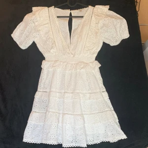 vit klänning - Jättefin vit klänning som funkar till studenten och midsommar tillexempel. Har själv bara använt den en gång förra midsommaren så den är i toppenskick💕👍🏼 för att se hur den ser ut på mm så är de bara att höra av sig!