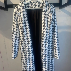 Lång kappa - Lång svartvit kappa, aldrig använd