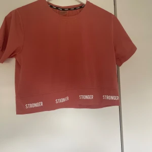 Stronger topp - Säljer denna stronger topp i storlek Xs men passar även S. Använd få gånger men inga defekter  Nypris 399kr och säljer för 270kr🤍
