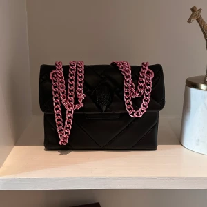 Kurt Geiger väska - Fin Kurt Geiger väska som inte längre kommer till användning. Jättefint med rosa kedja💕väldigt bra skick på väskan. Vid snabb affär kan jag tänka mig gå ner lite i pris.