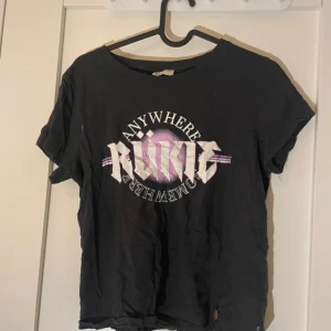 mörk t-shirt med tryck  - För fler bilder eller andra frågor så skriv💗 skickar inom 2 dagar!