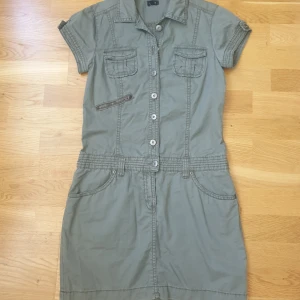 Militärgrön cargoklänning - Mycket bra skick, mer grön än på bilderna. Ca 86 cm fr axeln