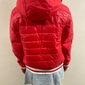 Snygg jacka - Sportig och riktigt snygg jacka. Har endast använts fåtalet gånger. 