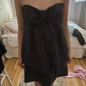 Säljer denna snygga klänning med en sån fin roset detalj!!❤️