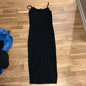 lång klänning  - med slits , från new yorker, storlek 38