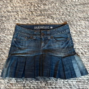 Jeanskjol med volang - Säljer denna superfina jeanskjol med volang från Guess!! Jätte bra skick💘💘