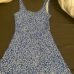 Sommarklänning  - Bra i skick, söt och fin! Kan andvändas på vardagar men även under till exempel midsommar. Köpt för 150 kr. 