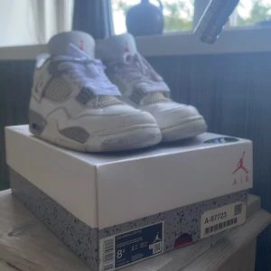 Nike air Jordan 4 oreo  - FÖLJER MED SKOBLOCK! Hej, Säljer mina Jordan 4 oreos då dom är förstora. Helt ok skick. Helt Äkta köpta från reststock. Har tyvärr inget kvitto.