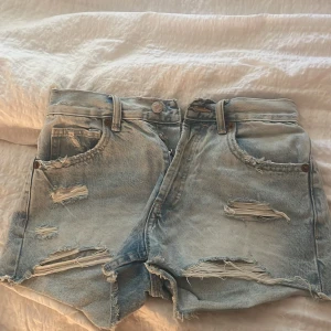 Jeansshorts  - Jag säljer dessa jätte fina jeansshorts från zara som endast har kommit till användning 2 gånger 