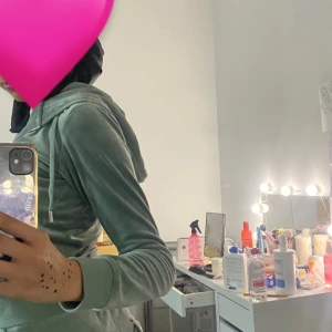 Grönt juciy couture set 💓💓💓 - Jag Säljer mitt juciy set som är i bra skick i storlek xs men (en av juciy grejen som hänger på byxorna är av) har beställt setet ifrån juciy couture hemsidan för 2300kr 💓💓