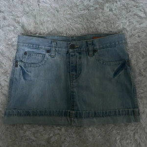 Jeanskjol - Midjemått: 37cm rakt över, längd: 30cm