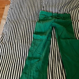 SNYGGASTE LOWWAIST JEANSEN - Säljer de snyggaste gröna jeansen. Sitter as snyggt low. Använd gärna köp nu!