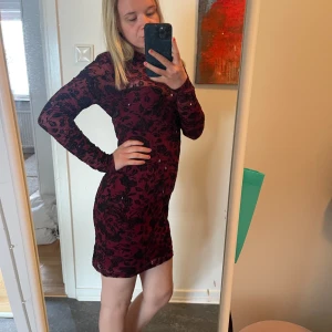 Snygg vinröd spets klänning - En snygg och knappt använd spetsklänning i vinrött. Använd 2 gånger på fest. Strl. 36.  Stretchig och skön är en väldigt stor 36 skulle jag säga. Köpt på bubbleroom.   OBS hund i hemmet 