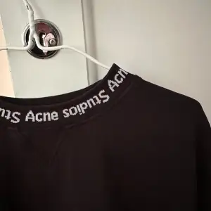 Acne Studios sweatshirt, i fint skick, använd cirka 3 gånger. Storlek: xxs (oversized). Köpt för 2200kr.