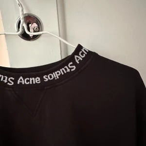 Acne studios  - Acne Studios sweatshirt, i fint skick, använd cirka 3 gånger. Storlek: xxs (oversized). Köpt för 2200kr.