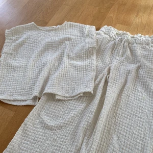 Säljer detta sättet💛 - Priset går alltid att diskuteras! Har bara haft på den 2 gånger. Tröjan är storlek 134 och byxorna 140.