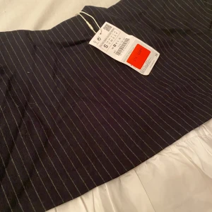 kjol  - helt ny, storlek S. köpt på zara. har inte bilder hur den ser ut på