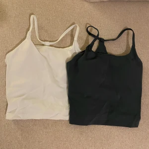 Singlet top Relode - Singlet tops från Relode (vit och grön) Storlek XS. Använda en gång, mycket bra skick. Nypris: 449kr Mitt pris: 300kr