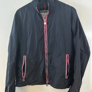 Moncler Windbreaker/Tunn jacka - Säljer min Moncler jacka då jag har tröttnat på den.