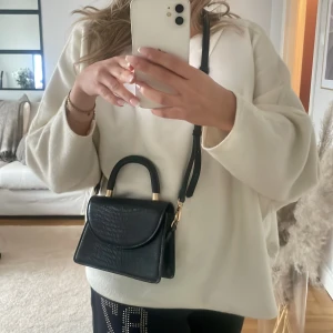 Mango väska - Minibag från Mango. Väldigt fint skick. De långa bandet är avtagbart!