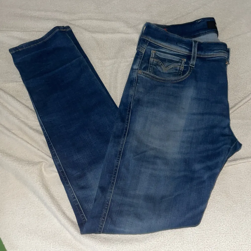 Rikigt stilrena replay jeans i modellen Anbass👖🙌. Jeansen har en jätte fräsch fade och lite ripped här och där.! Nypris-1800 Mitt pris-600🤩 Skick-7,8/10 eftersom dom är använda🍾👖. Storlek-30/32🔥. Jeans & Byxor.