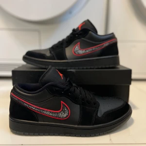 Air Jordan 1’s Low SE - Tjena, säljer dessa Jordan 1’s i väldigt bra skick. De är i storlek 42.5 och är väldigt speciella Jordans. Köpta från ”Size?” helt nya. Inget slitage över huvudtaget! Vill bli av med dom pga de är för små 😁 Skriv för mer bilder/intres.