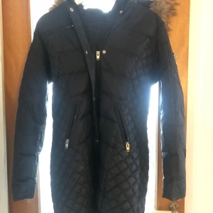 Rockandblue jacka (lång) med äkta päls - Bra skick, ett litet hål på insidan av jackan. Endast använd under en vinter.