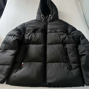 Vinterjacka  - Säljer då den inte kommer till användning. Använd en säsong, fint skick. Köpt på deras hemsida. Pris kan diskuteras. 