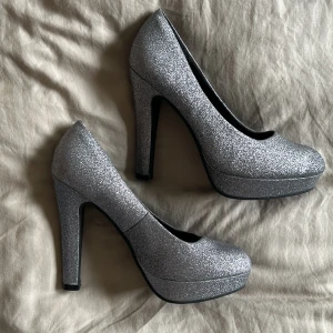 Glittriga klackskor  - Säljer dessa jättefina glittriga klackskor, perfekt för fina tillfällen ex bal!!🌟 Tveka inte om att höra av er vid intresse eller funderingar. 