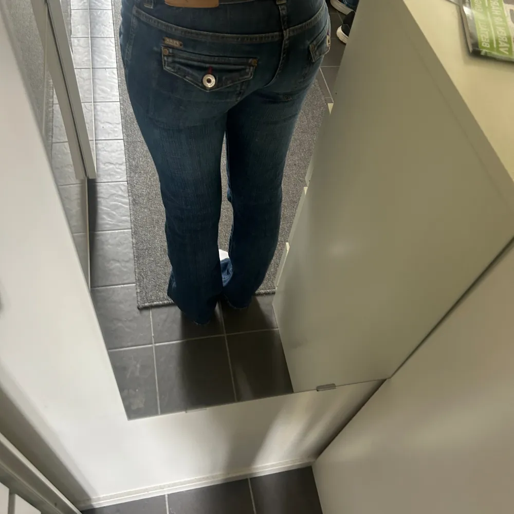 Ett par mörkblåa jeans i storlek s/34-36 som jag har använt 1 gång. Skriv för fler bilder.. Jeans & Byxor.
