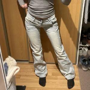 supersnygga ljusblåa jeans som är helt nya med lappar kvar💕 midjemått rakt över: 35 cm innerbenslängd: 86 cm Tryck gärna på köp nu💕