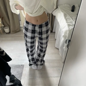 Pyjamasbyxor rutiga - Så sköna och snygga pyjamasbyxor, använda några få gånger, köpta på plick. Finns ingen lapp men skulle säga att de passar xs-m