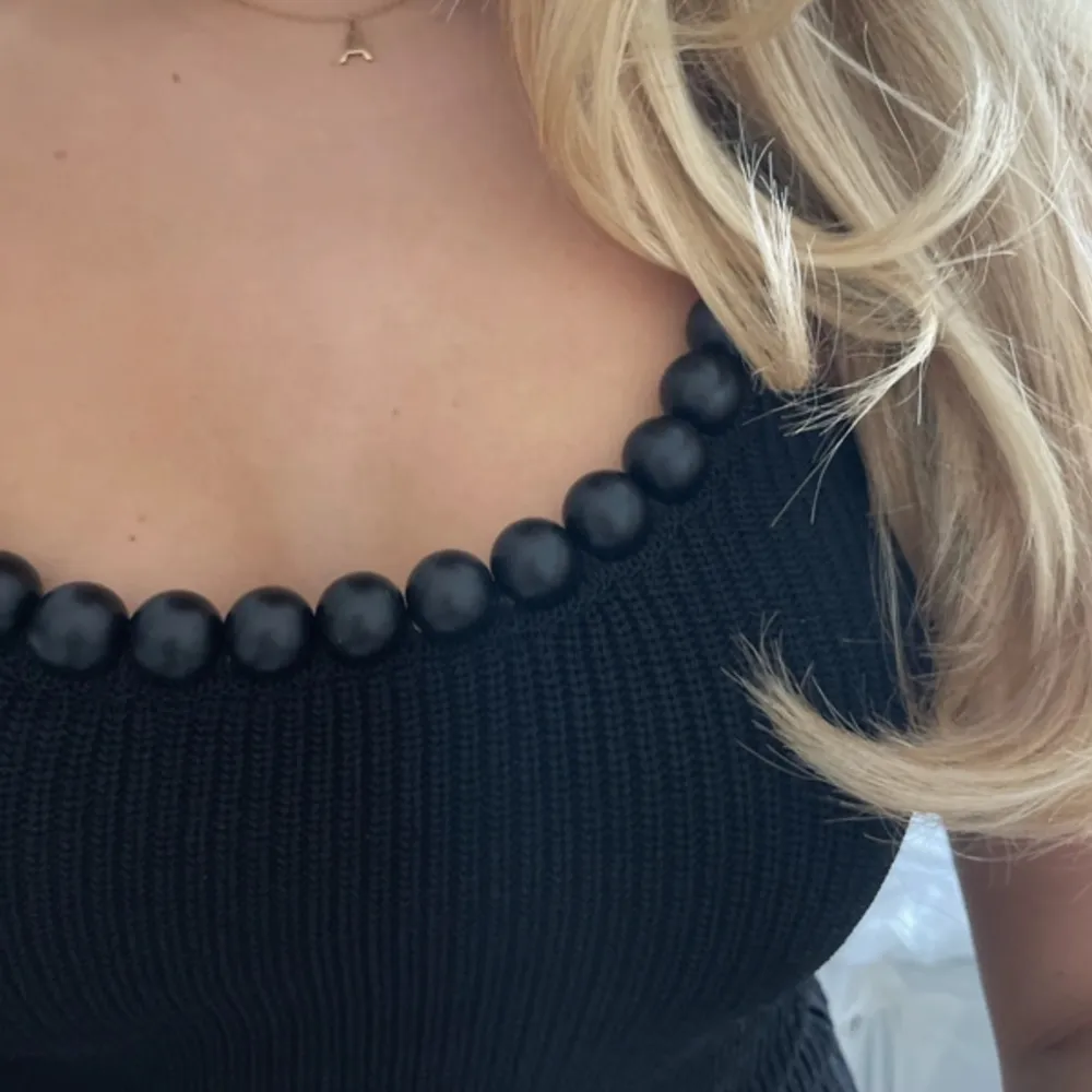 Såå unik och fin topp från Zara med svarta pärlor🩷 Pärlorna är i trä material typ, tröjan sticks inte och är använd 1 gång!. Stickat.