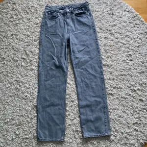 Säljer pga att dom är för små.  Väldigt fina jeans som är sparsamt använda men fortfarande i fint skick!  De är höga i midjan.  Strl W28 L32 120kr+frakt 