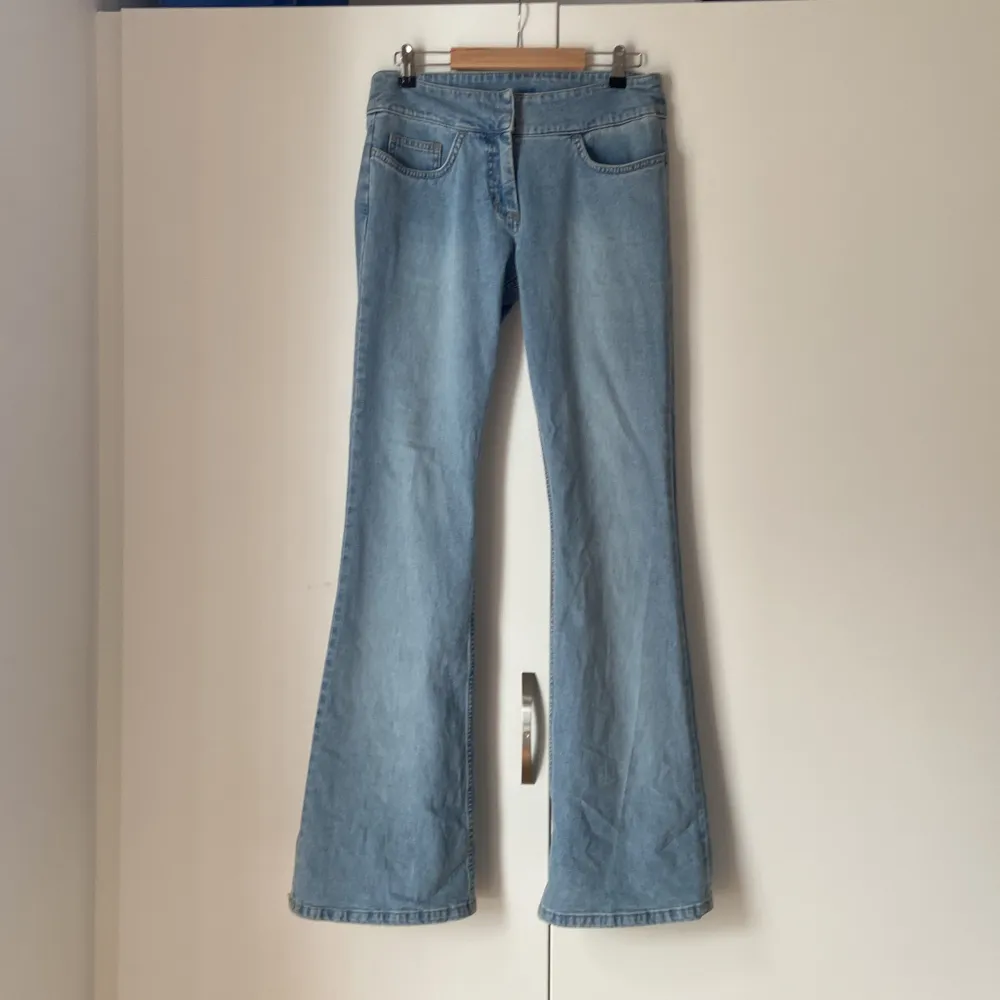 Säljer tyvärr mina jätte snygga lee jeans pga för långa och för små💕Jeansen är i den perfekta ljusblåa färgen💕. Jeans & Byxor.