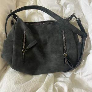 svart/grå väska