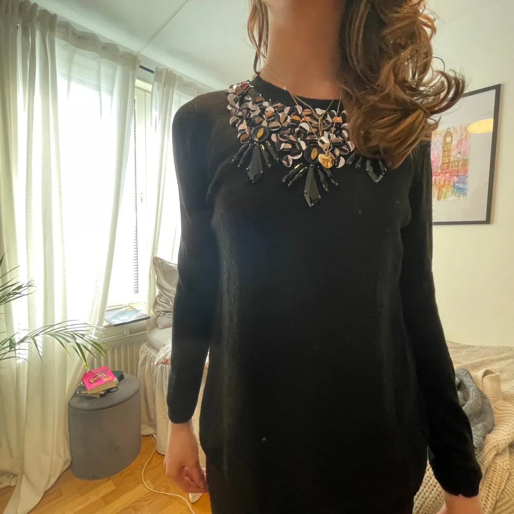 ursnygg svart stickad tröja med coola glitterdetaljer vid kragen framtill, säljer då den inte används ❤️skriv för bilder eller frågor! 😘. Tröjor & Koftor.