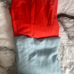 Sommarklänning  - Säljer min lillasysters sommarklänningar. Ens i jeans färg och andra i röd/orange. Den röd oranga har ett fint mönster vid axeln. Båda går rakt i axeln. Båda i 170 60kr styck  Båda för 100