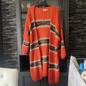 Stickad kofta - Lång stickad kofta, använd fåtal gånger. Skicka gärna prisförslag💕 Nypris: 800kr