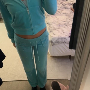 Juicy couture - Jätte snyggt sett av gamla juicy märket! Köpt från Ali express🤍Till referens så är jag 172och byxorna sitter perfekt på mig 