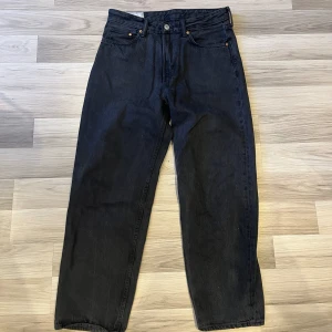 Baggy jeans H&M - Tjena! Säljer denna jeans då jag måste tömma garderoben Vid frågor och funderingar så är det bara att kontakta