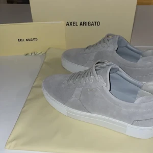 Arigato skor - 1800 9/10 nästan aldrig använda liten crease, kom priv för fler bilder. Allt ingår 