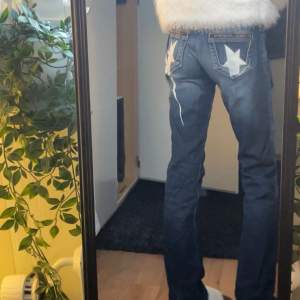 Säljer mina raka jeans då de är för stora på mig🤍 coola 🌟detaljer på fickorna, ena är Stjärnan har gått bort lite men fortfarande bänger byxor!🙌🏼 W28 L32