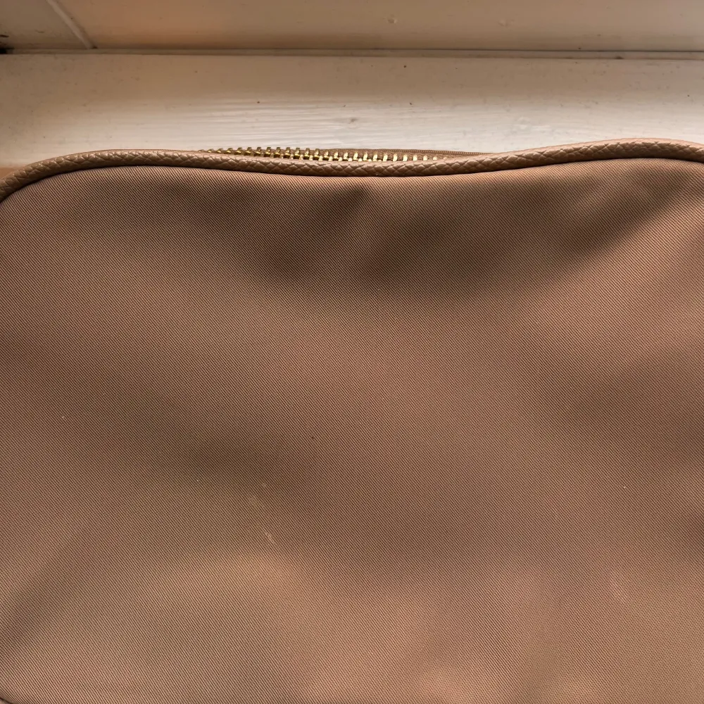 Säljer denna super fina väskan från H&M då den inte kommer till användning. Väskan ser ut som ny förutom att den har en liten fläck på baksidan som man ser på sista bilden. Men det är inget som märks när man har på sig den. Därav priset 💗💗. Accessoarer.