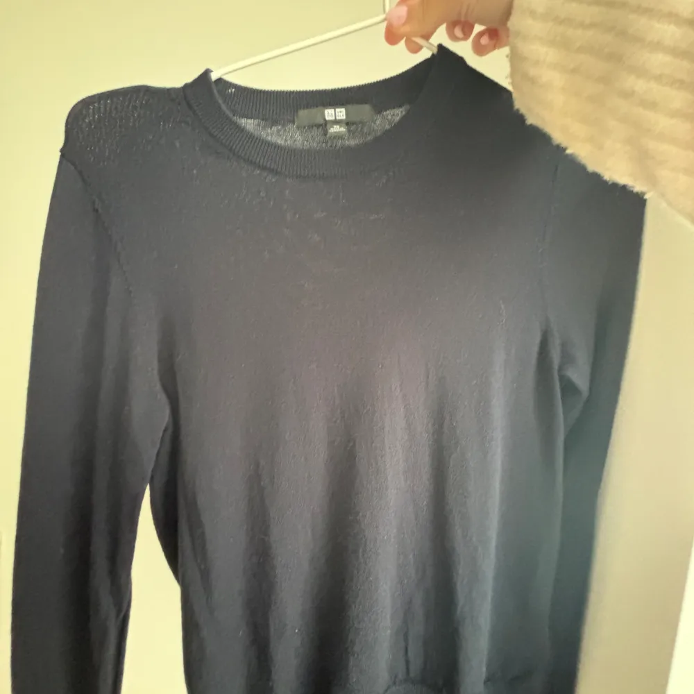 Snygg mörkblå tunn stickad tröja från Uniqlo💓 Bra skick och strl Xs💞💞. Tröjor & Koftor.