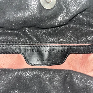 Stella McCartney väska - Stella McCartney väska använd i några år men fortfarande bra skick! Jag kan mötas upp Stockholm eller frakta. Säljer för att jag vill köpa en ny väska.