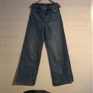 Jeans Monki Ljusblå - Ljusblå Jeans från Monki Storlek: 27 Bra skick