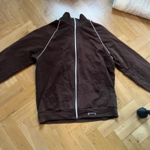 Y2K Tröja - En sipup tröja som jag köpt på second hand. Jättefina detaljer på baksidan och så bekväm. 