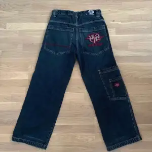 !BILDER FRÅN FÖRRA ÄGAREN! Säljer dessa Baggy jeans eftersom de var för korta för mig som är 163, tror de skulle passa folk runt 160, annars i väldigt gott skick och fina motiv på baksidorna